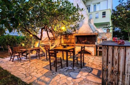 Xylokastro-Evrostina House | White Villa