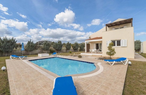 Kolymbia Villa | Within walking distance to resturants & shops