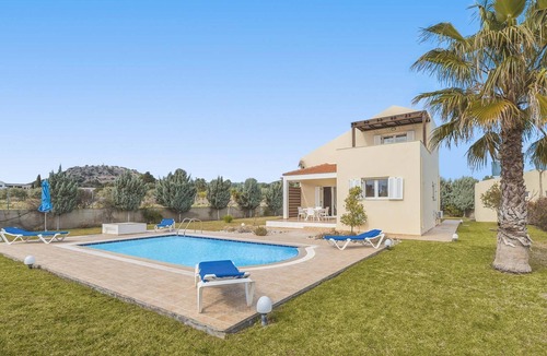 Kolymbia Villa | Within walking distance to resturants & shops