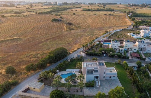 Zipari Villa | Xenos Villa 2 With 5 Bedrooms private swimming pool, near the sea