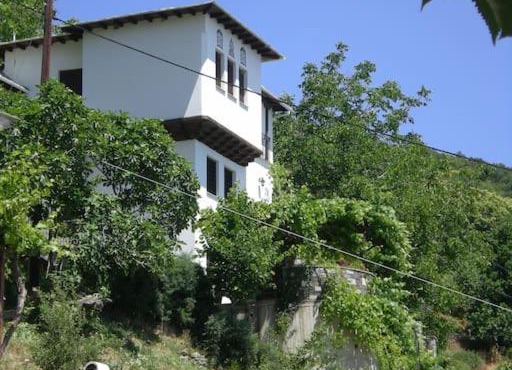 Άνετος χώρος με parking, αυλή και θαυμάσια θέα in Makrinitsa