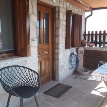 Πέτρινο σπίτι στη πλατεία in Sykaminéa