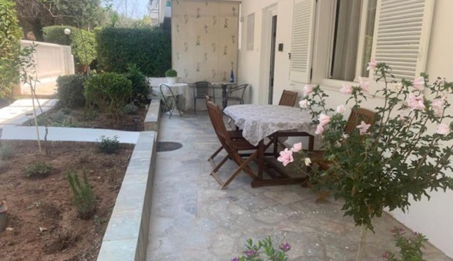 Παραθαλάσσιο στούντιο με κήπο in Saronida