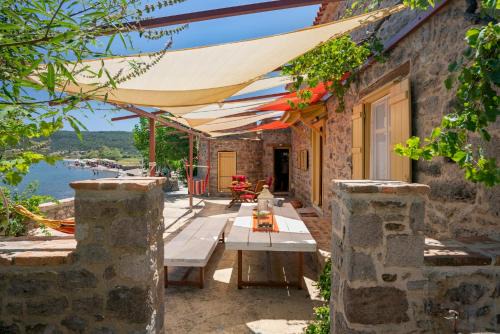 Το Παλιό Αγγειοπλαστείο Τσκαλαριό in Mytilene