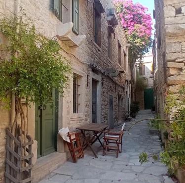 Τριώροφη οικία σε Μεσαιωνικό οικισμό in Patriká