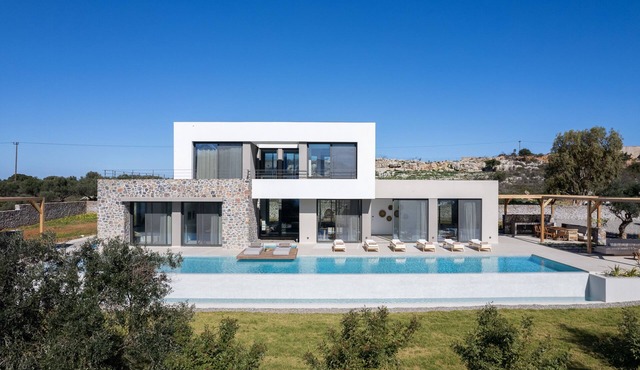 115m2 pool, daily cleaning, sauna, near beaches! in Chania