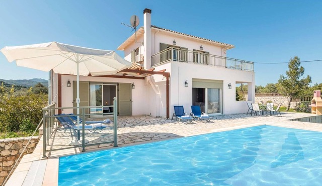 2 bed villa with pool and distant sea views in Tsoukalades