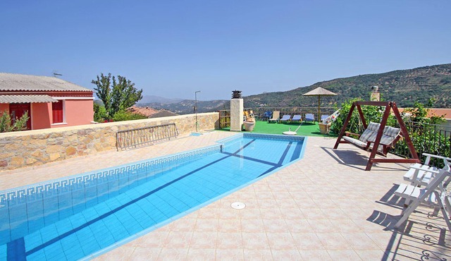 3-bedroom Topolia House With Shared Pool in Chania