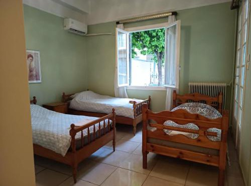 3 beds room with garden 5' from metro in Athens