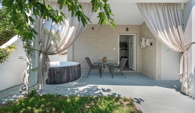 30roses Apartment with Garden and Hot Tub in Salakos