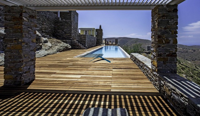 4 houses with a panoramic sea view and a 25 meters long swimming pool in Kéa