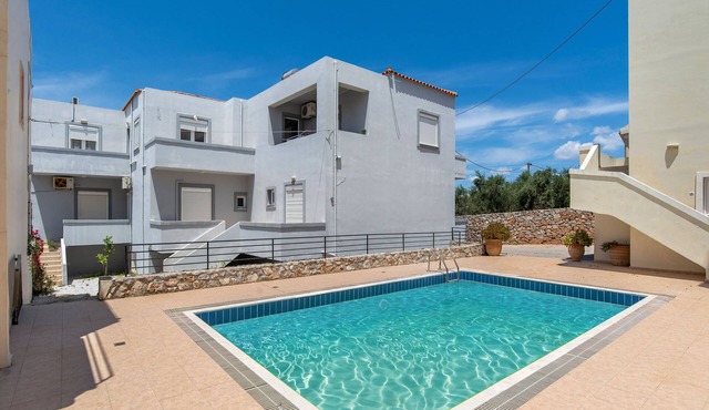 A house in Almyrida with a communal pool in Αλμυρίδα