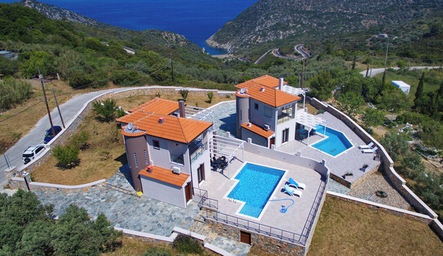 A two floor villa 2 min.drive from the center of the island and the old town. in ALONNISOS