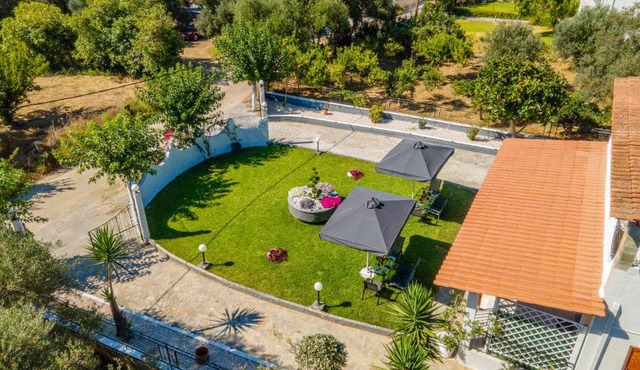 Afroditi Holiday Home - Yellow Apartment in Svoronata