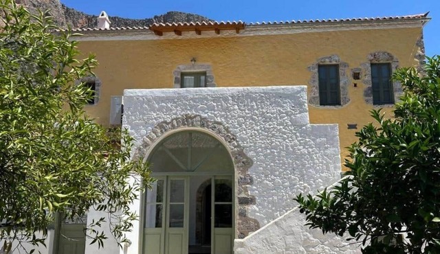 Alexander House Apartment 2 in Leonidi