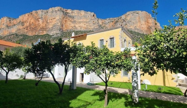 Alexander House Apartment 1 in Leonidi