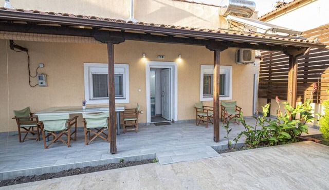 Alley House by RentalsPro in Nikiti