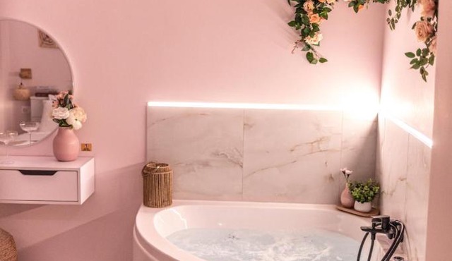Almond Jacuzzi Suites - Private Indoor Jacuzzi - Self Check-In - Free & Easy Street Parking in Thessaloniki