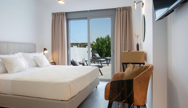 Aloft Luxury - Villa Lefkia with heated pool in Apolpena