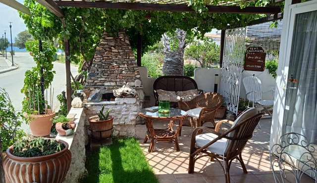 Alonaki Seafront Cottage in Nea Agchialos