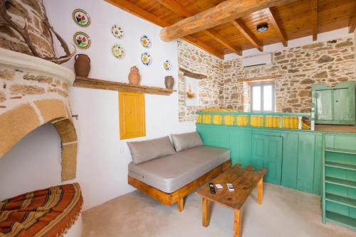 Amarantos-Traditional Village House-Apollona in Apóllona