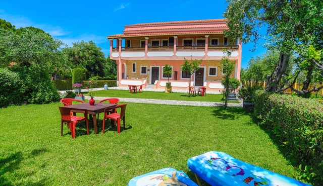 Amarylis Apartment: Lovely, air-conditioned apartment set within walking distance to sandy beach in Almyros / Acharavi