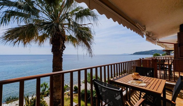 Amfitriti Seafront Apartment 3 by RentalsPro in Loutra Agias Paraskevis