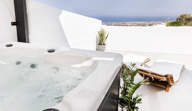 Anna's Cave suite with Indoor and Outdor Jacuzzi and Sea view. in THIRA