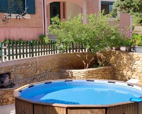 Anna's Country Villa Privé in Karés