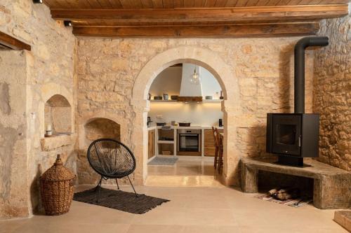 Antama Living, Luxe Stonehouse with Pool & BBQ in Rethymno