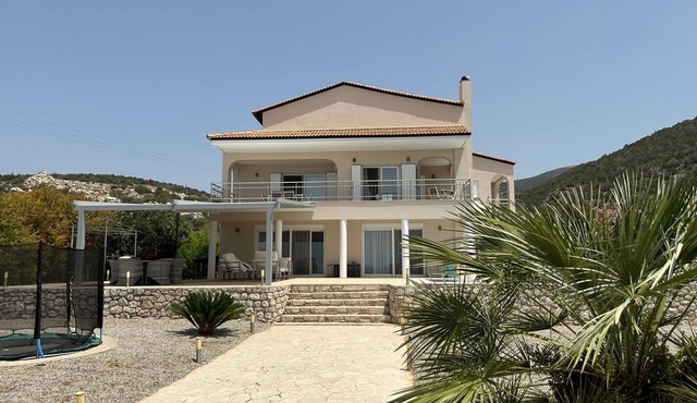 Anwesen "Villa Livadia" mit Infinity-Pool by Interhome in Drepano