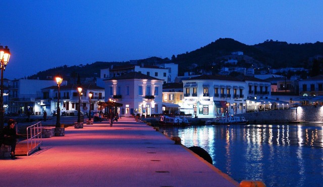 Apartment 10 minutes from the port of Spetses. in Spétsai