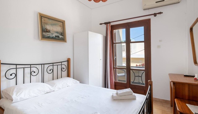 Apartment 'Double Room with Sea View' with Shared Garden and Wi-Fi in Mpatsi