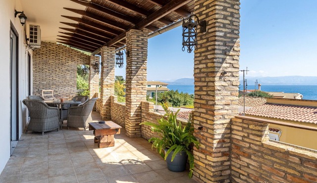 Apartment 'Marianthi-kaizer Bridge' with Balcony, Wi-Fi and Air Conditioning in Achílleion