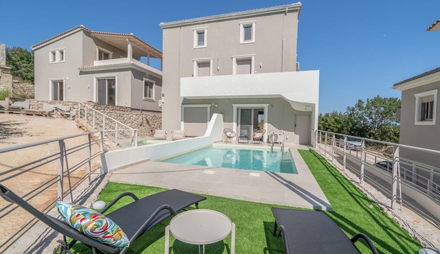 Apartment 'White Shale Lux Suite' with Balcony and Wi-Fi in Kalligoni
