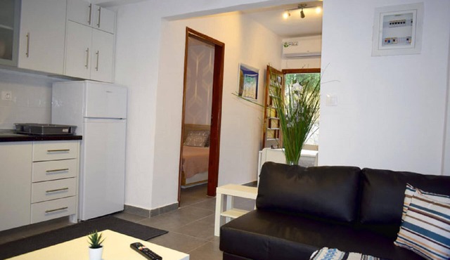 Apt - Sleeps 4 - Pets Ok - Parking - Balcony in Sithonia