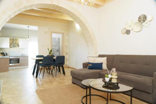 Arch Houses - Nature Escape with Shared Pool in Spiliá