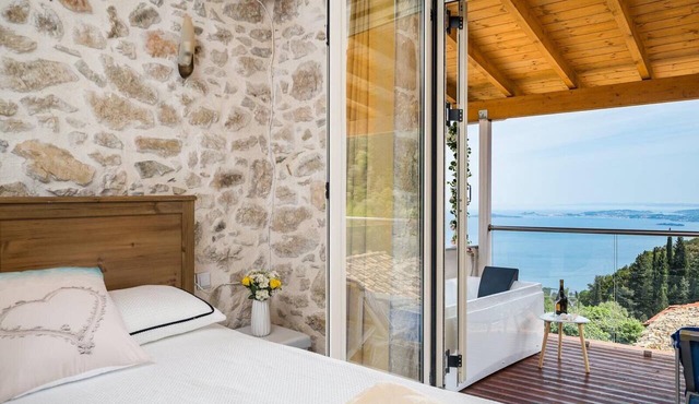 Art House Seaview & Jacuzzi Spartylas Sleeps 4 in corfu