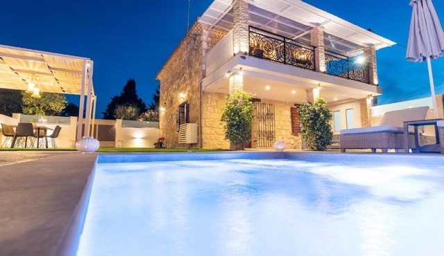 Artemis Luxury Villa in Meson Yerakarion