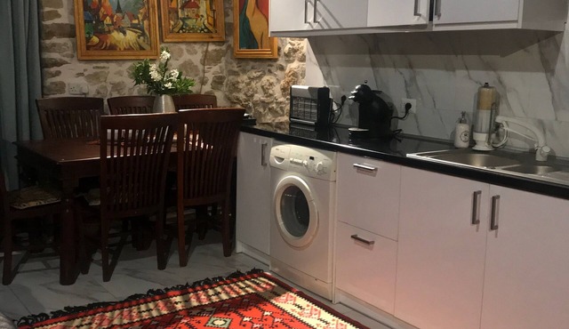 Arty stone house-5 min drive from the beach! in Pagoi