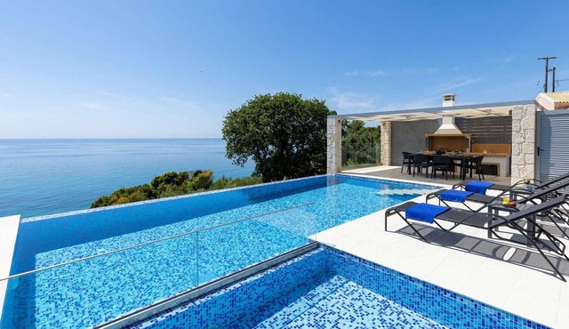 As part of our Luxury Collection, this house offers an extra degree of luxury in the form of, for ex in Paramonas