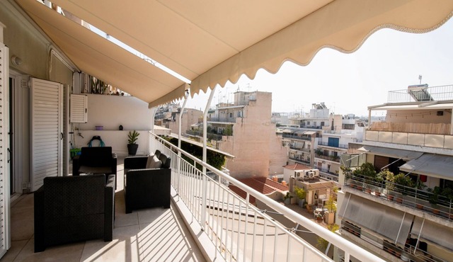 Athen von unserem Haus aus, wenige Schritte von der Akropolis entfernt by Interhome in Athen