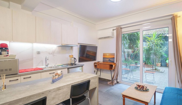 Athens 4U Sweet Urban Retreat in Pagrati by Metro w/fast WiFi near sights in Athina