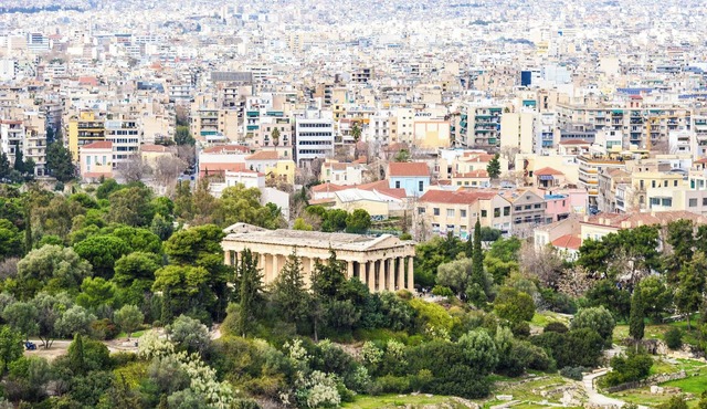 Athens Thissio metro stop 10 min to the Acropolis hill in Athina
