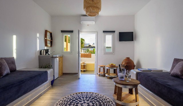 Athiri Luxury Suites Perivolos in Santorini
