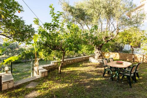 Avia's Seaside Hideaway with Lush Garden in Avia
