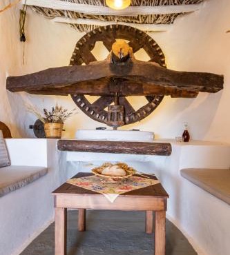 AXONI WINDMILL HOUSE in Óthos