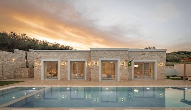 Ayali Villa I, a divine luxury homestay! Private Pool & Outdoor Whirlpool in Mylopotamos