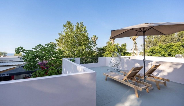 Azure Edge : Seafront View - Beach Stay in Tigaki