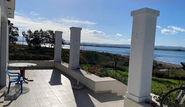 Beach View House with Private Garden in ΧΑΛΚΙΔΑ